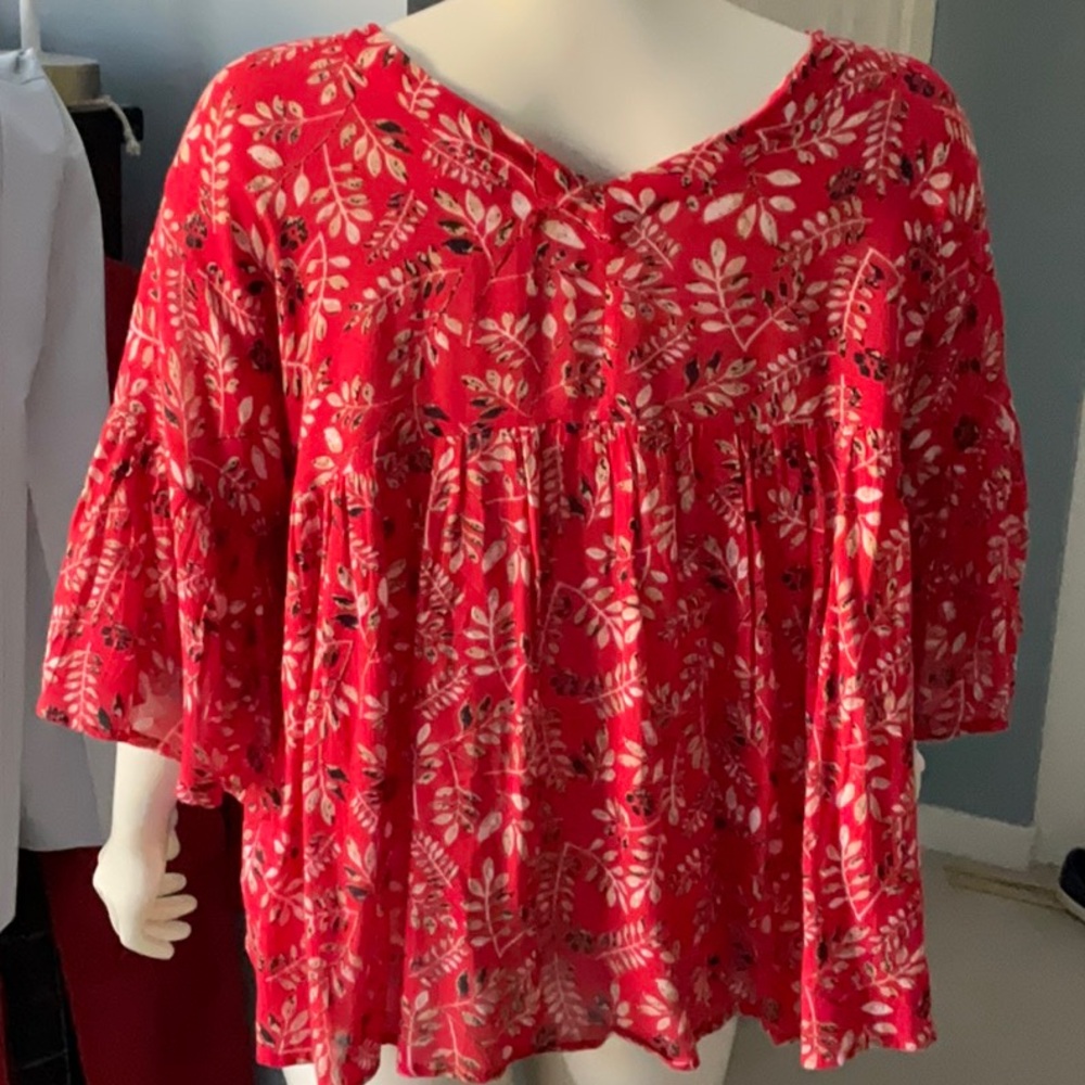 Feminine and flowy cropped top